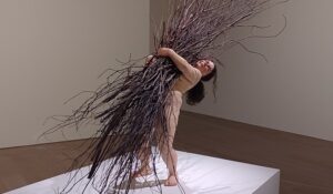 「枝を持つ女」（2009年）ロン・ミュエク　※森美術館で開催の「ロン・ミュエク展」より