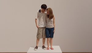 「若いカップル」（2013年）ロン・ミュエク　※森美術館で開催の「ロン・ミュエク展」より