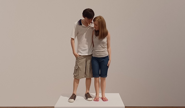 「若いカップル」（2013年）ロン・ミュエク　※森美術館で開催の「ロン・ミュエク展」より