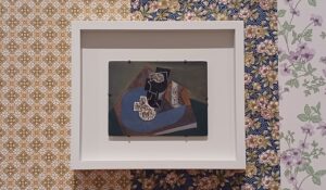 「グラスとタバコの箱」（1914年春）パブロ・ピカソ　※企画展「ピカソ meets ポール・スミス」の展示風景より