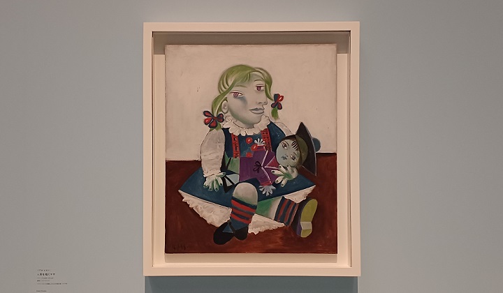 「人形を抱くマヤ」（1938年）パブロ・ピカソ　※企画展「ピカソ meets ポール・スミス」の展示風景より