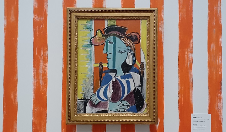 「腕を重ねて座る女」（1937年）パブロ・ピカソ　※企画展「ピカソ meets ポール・スミス」の展示風景より