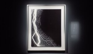 「放電場 227」（2009年）杉本博司