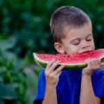 スイカを食べる少年（イメージ画像）