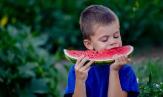 スイカを食べる少年（イメージ画像）