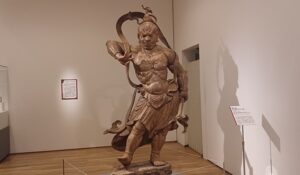 「縮尺模刻・東大寺南大門仁王像」（2005年）岡田靖　※藝大美術館で開催の「藝大式 美術の ”ミカタ”」より