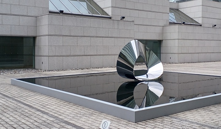 「スペース」(2009年)多田美波 ※東京都現代美術館で開催の「多田美波 ― 光、凛と ゆれる」より